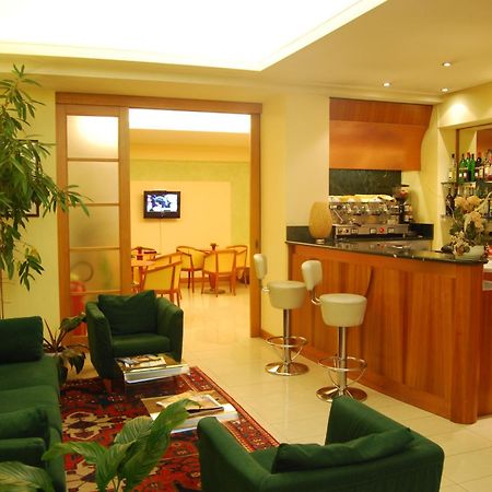 Hotel Gala เปซาโร ภายนอก รูปภาพ