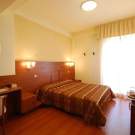 Hotel Gala เปซาโร ภายนอก รูปภาพ
