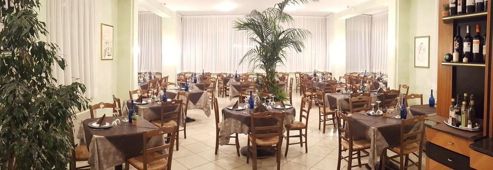 Hotel Gala เปซาโร ภายนอก รูปภาพ
