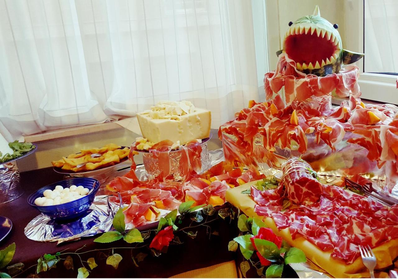 Hotel Gala เปซาโร ภายนอก รูปภาพ