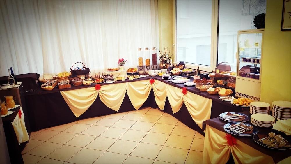Hotel Gala เปซาโร ภายนอก รูปภาพ