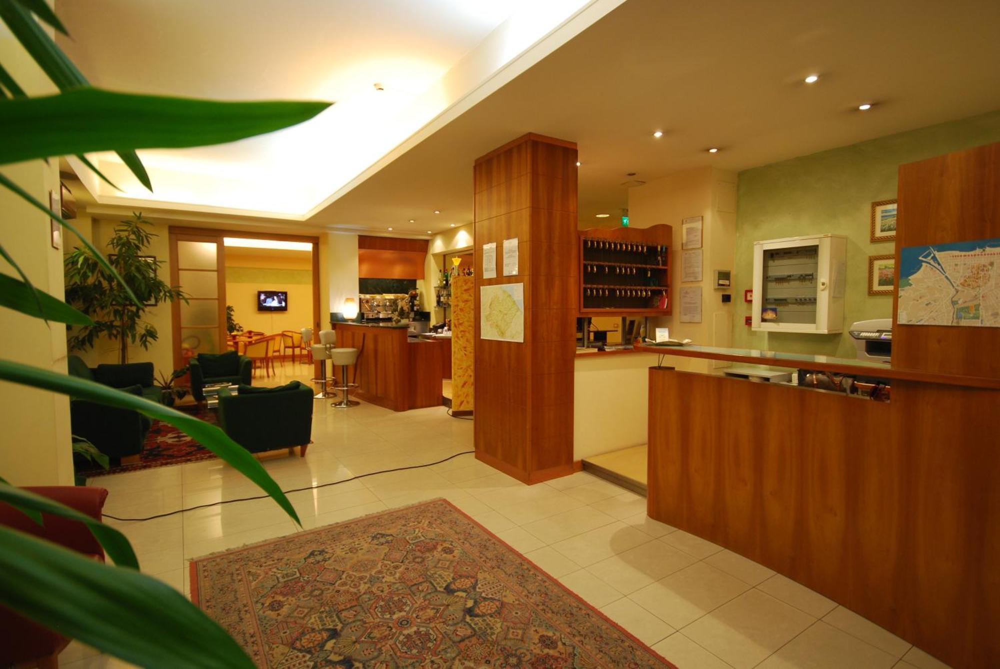 Hotel Gala เปซาโร ภายนอก รูปภาพ