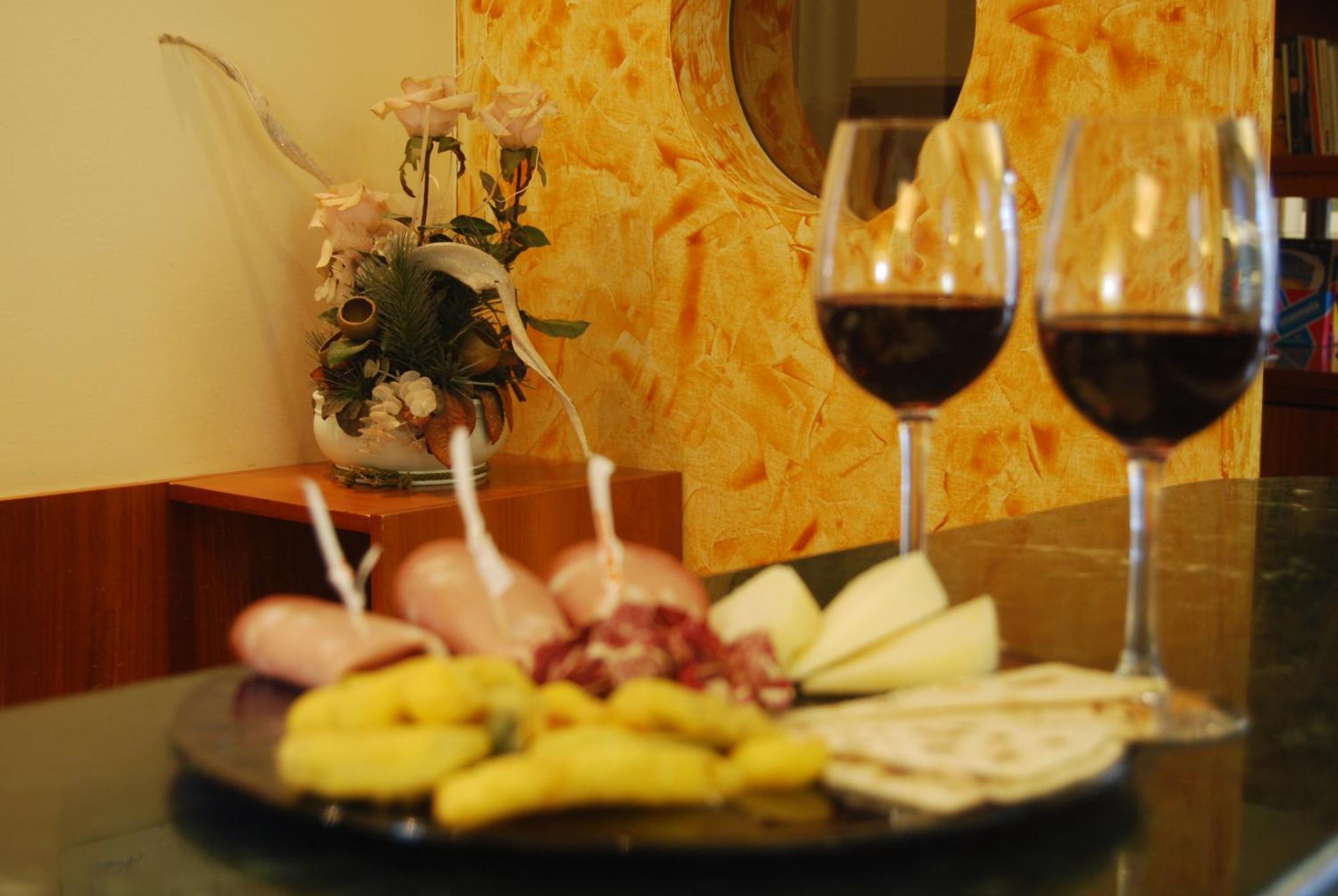 Hotel Gala เปซาโร ภายนอก รูปภาพ
