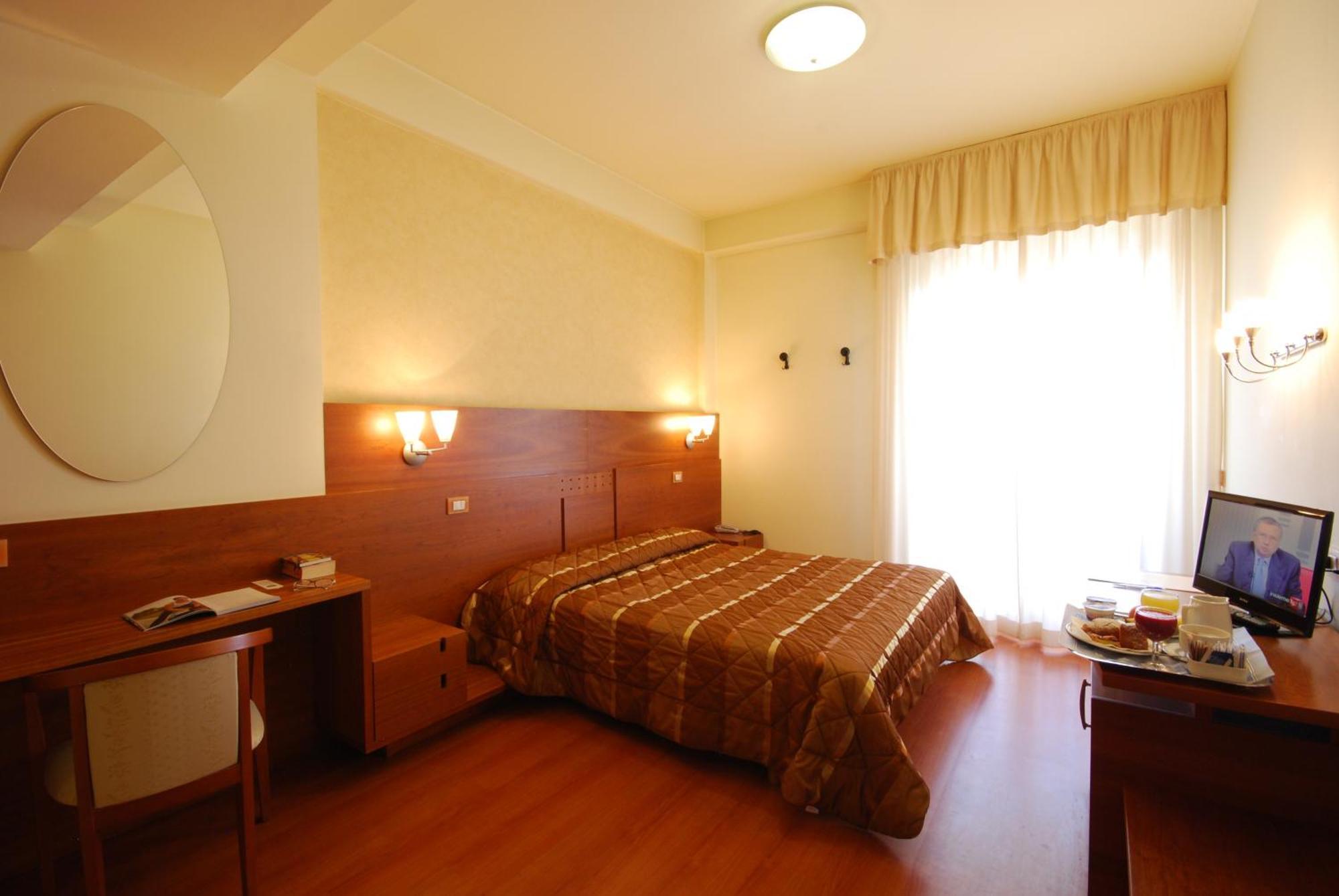 Hotel Gala เปซาโร ภายนอก รูปภาพ