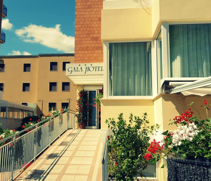Hotel Gala เปซาโร ภายนอก รูปภาพ