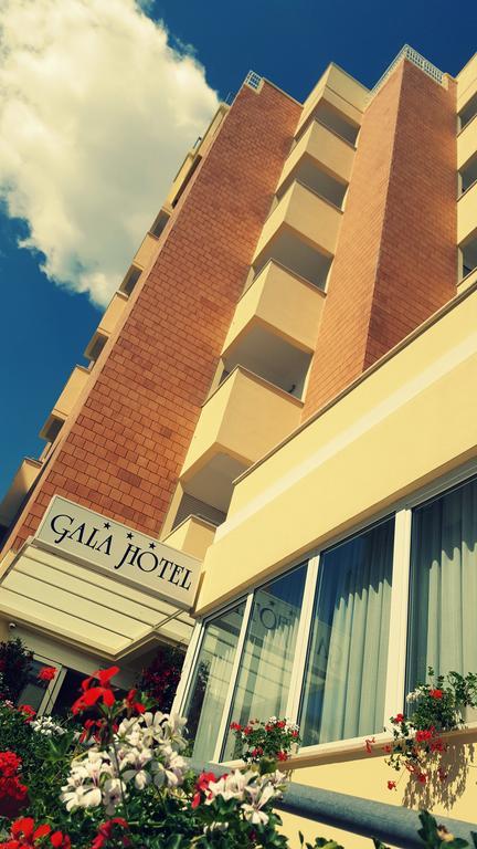 Hotel Gala เปซาโร ภายนอก รูปภาพ