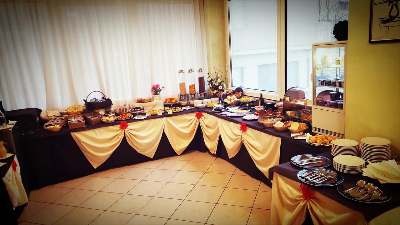 Hotel Gala เปซาโร ภายนอก รูปภาพ